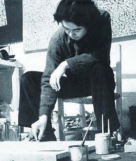 Imagen secundaria 2 - Arriba, detalle de los pinceles del pintor en su estudio. Sobre estas líneas, Mitsuo, durante el montaje de su muestra en el Palacio de Cristal en 2013 y en una imagen de archivo en los setenta