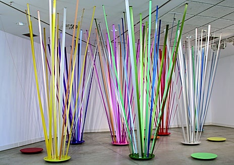 Imagen secundaria 1 - Arriba, Mitsuo en su estudio, concentrado. Sobre estas líneas, las dos instalaciones que incluye en el CA2M en sus versiones para el Centro de Arte de Alcobendas y la Casa de la Moneda, respectivamente