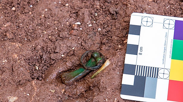 Anillo de plata hallado en la excavación
