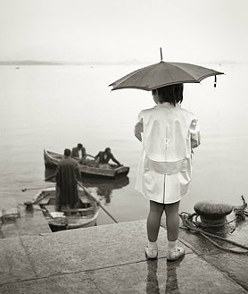 Imagen secundaria 2 - Arriba, 'Pi Negre', de Eva Miquel, en Altamira. Sobre estas líneas, 'Jade', de Ray Collins, y 'Mimen curiosea bajo la lluvia' (1959), de Gerardo Vielba