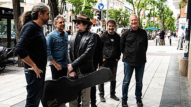 El director León de Aranoa, recibiendo a Joaquín Sabina junto al grupo Viceversa, con el que se dio a conocer