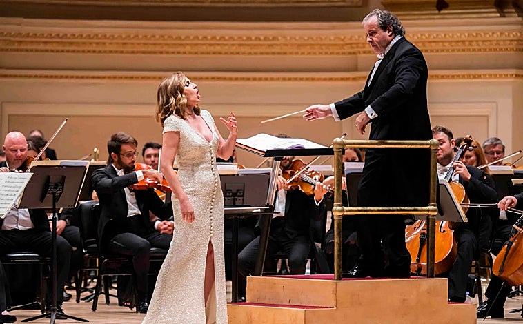 Imagen principal - La soprano Sabina Puértolas durante el concierto. El alcalde de Madrid, José Luis Martínez-Almeida, su Majestad la Reina Sofía y Eric Adams, alcalde de Nueva York.  Javier Perianes, al piano.