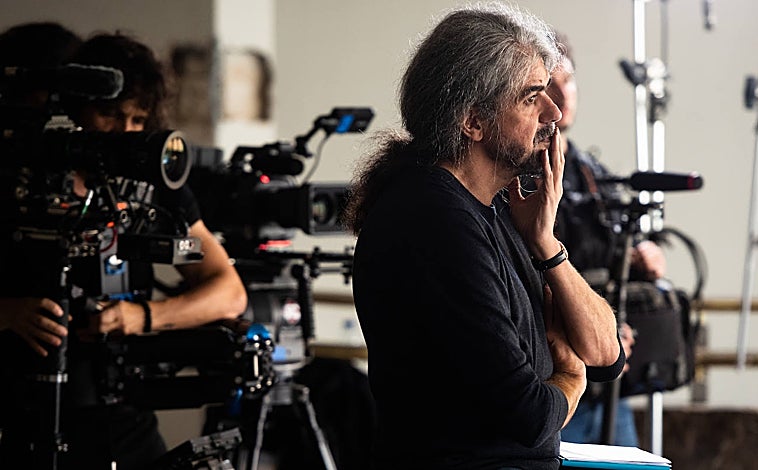 Imagen principal - Tres momentos del rodaje de la película, con los cantantes Joaquín Sabina y Leiva