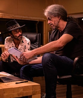 Imagen secundaria 2 - Tres momentos del rodaje de la película, con los cantantes Joaquín Sabina y Leiva