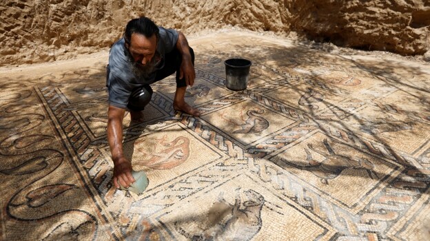 Un agricultor descubre un mosaico bizantino mientras plantaba olivos en Gaza