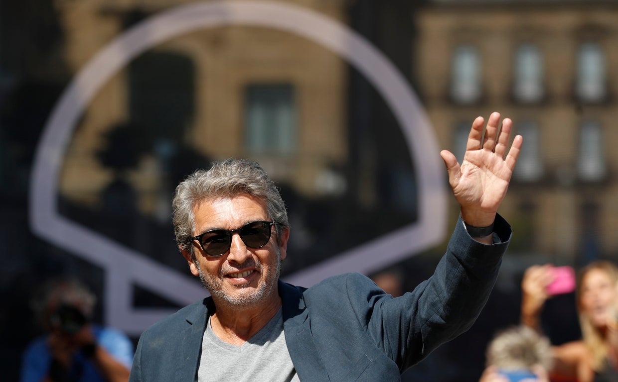 Ricardo Darín, con la concha del logotipo del Festival de San Sebastián al fondo como una aureola