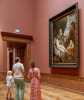 Imagen secundaria 2 - Tres de los espacios históricos del museo, que han recuperado todo su esplendor tras las obras de renovación llevadas a cabo por el estudio KAAN Architecten de Róterdam. Arriba, una de las salas donde cuelga arte antiguo. Abajo, a la derecha y a la izquierda, dos obras maestras de Rubens  