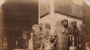 Eduardo Toda, vestido de momia, en una de las salas del desaparecido Museo de Bulaq en El Cairo