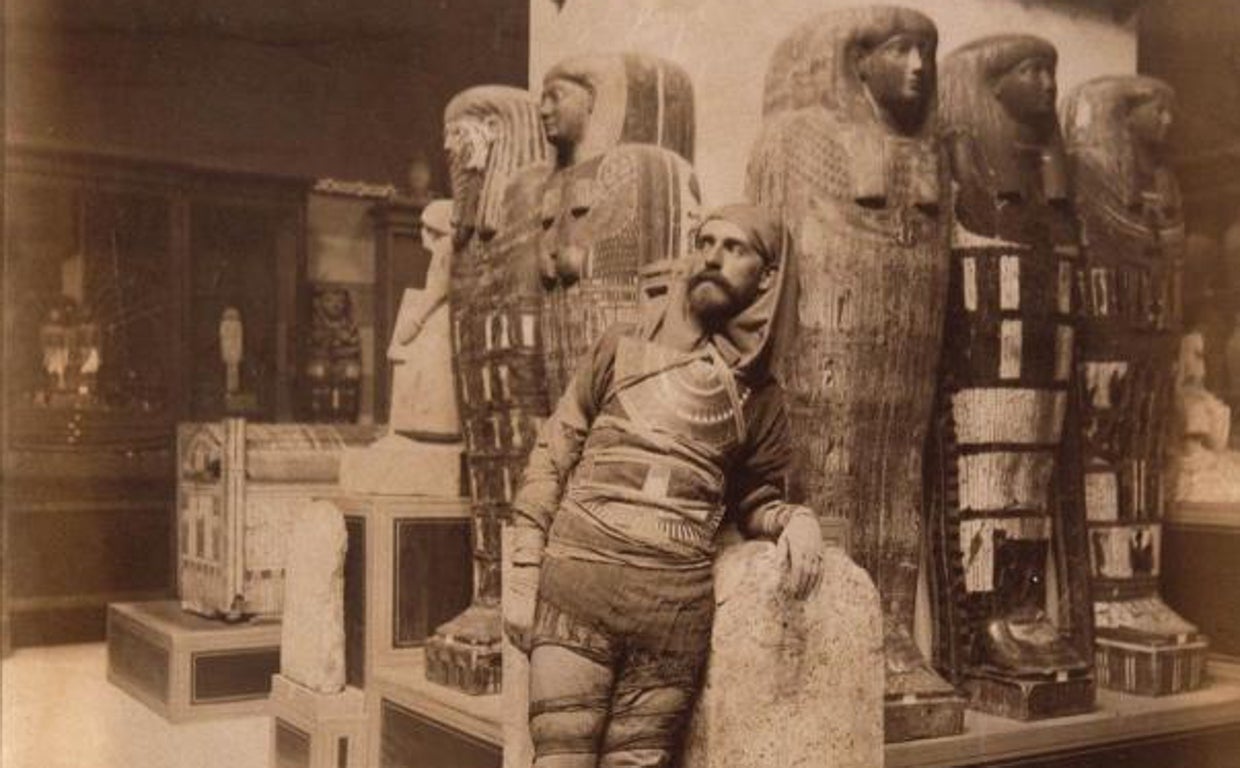 Eduardo Toda, vestido de momia, en una de las salas del desaparecido Museo de Bulaq en El Cairo