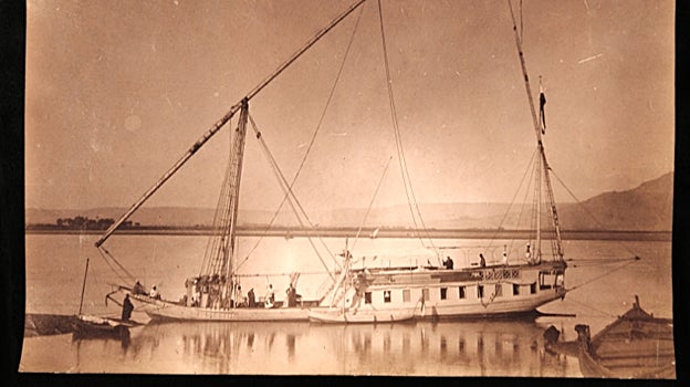 La dahabiya «Meermin» en la Orilla Oriental del Nilo a la altura de Luxor. «De Meermin» (la sirena) pertenecía al neerlandés J.H. Insinger, residente en Luxor que se unía a los miembros del Service como fotógrafo durante los viajes anuales al Alto Egipto. En estos actuaba como un inusual laboratorio fotográfico móvil.