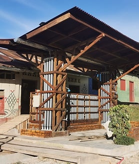 Imagen secundaria 2 - Sobre estas líneas, propuestas de Barbería Móviles y Espacios colectivos ciudadanos en la Amazonia peruana. Arriba, 'Casa de Música en Nacajua (México), de Colectivo C733