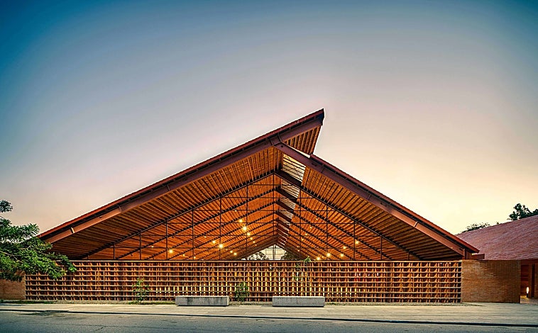 Imagen principal - Sobre estas líneas, propuestas de Barbería Móviles y Espacios colectivos ciudadanos en la Amazonia peruana. Arriba, 'Casa de Música en Nacajua (México), de Colectivo C733