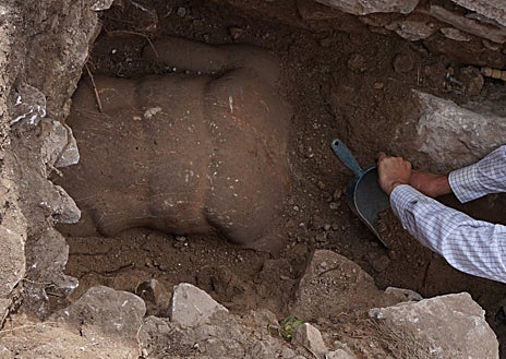 Imagen secundaria 1 - De acuerdo con los investigadores, la escultura decoraría lo que parece ser un edificio público de época bizantina