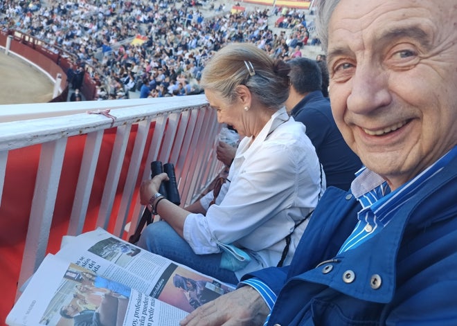 Antonio Burgueño, junto a Pilar, lee ABC entre toro y toro