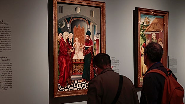 Dos jóvenes admiran unas tablas de Jorge Inglés expuestas en el Prado