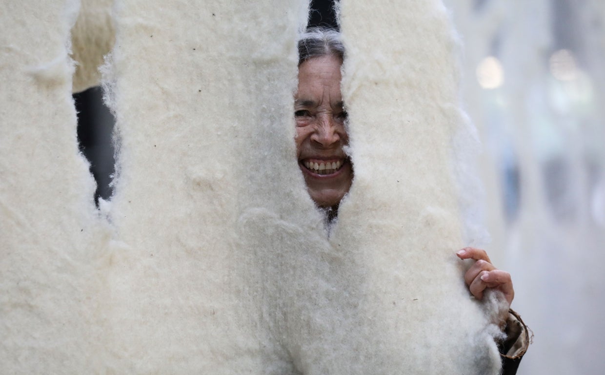 Cecilia Vicuña posa para los fotógrafos junto a su obra