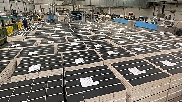 Agudeza visual: el autor está al fondo de los primeros 30.000 ejemplares de la novela 'Todo arde' que esperan para añadir la cubierta en la imprenta