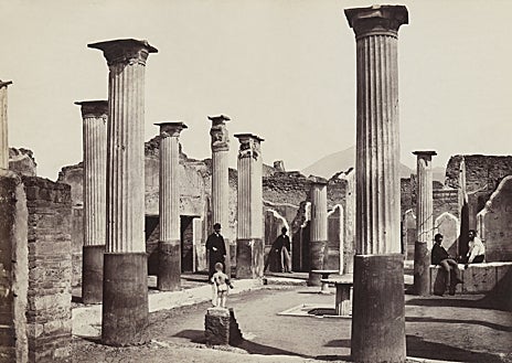 Imagen secundaria 1 - Arriba, 'Las grietas', obra de Brassai. Sobre estas líneas, 'Casa de Marco Olconi', de Sommer, y 'Coney Island. Nueva York', de Hofer.
