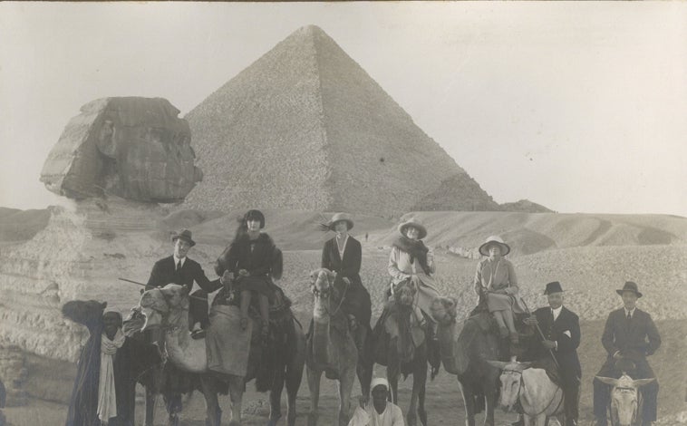 Imagen principal - Los duques de Alba y amigos en las pirámides en 1921 (arriba), recorte de periódico y el duque de Alba con su hija Cayetana en Egipto en 1932 .