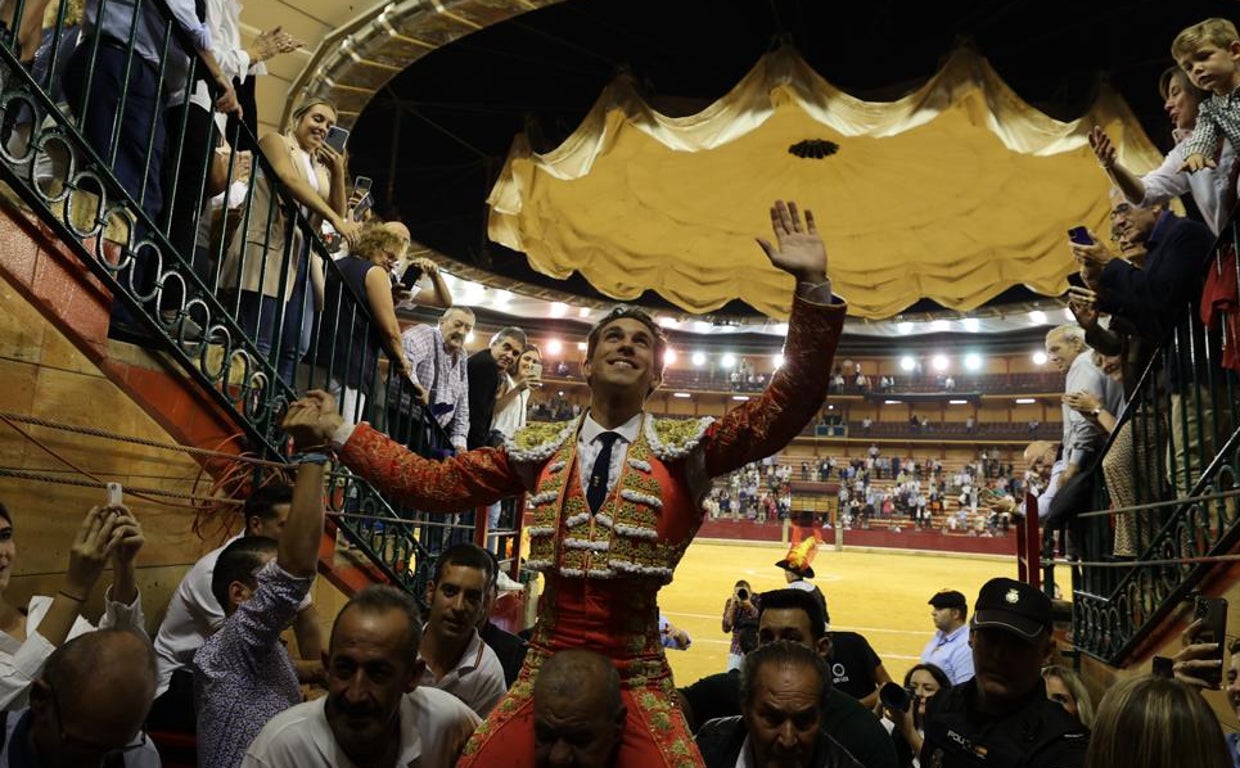 Ginés Marín, a hombros