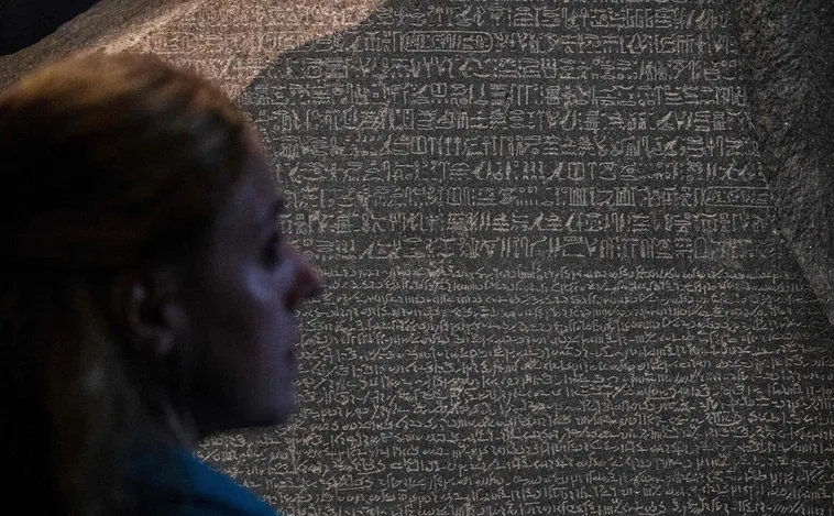 El Museo Británico descifra los enigmas de la piedra Rosetta