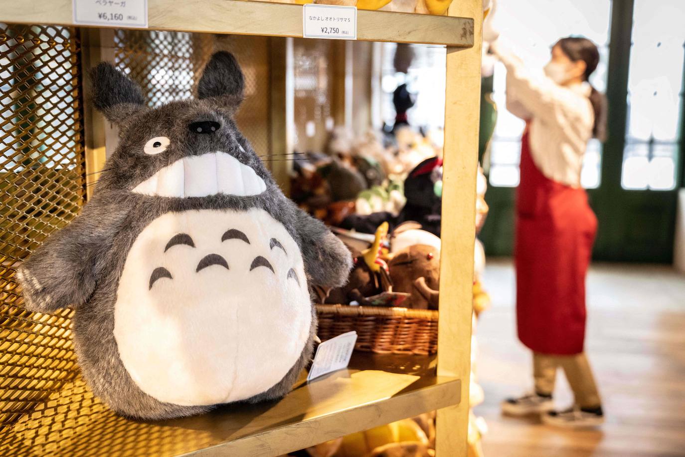 Peluche de Totoro en una tienda del Gran Almacén de Ghibli