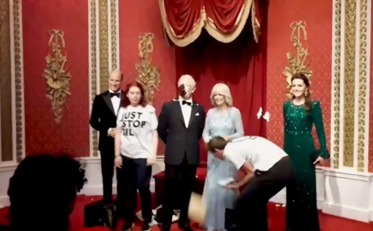 Dos activistas lanzan tarta de chocolate en la cara del modelo de cera de Carlos III