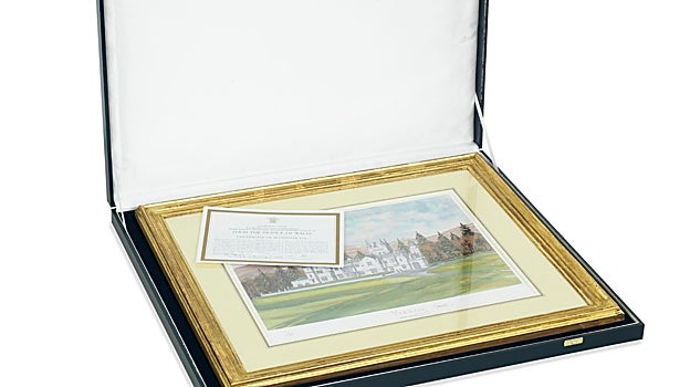 La obra está enmarcada y guardada en un estuche