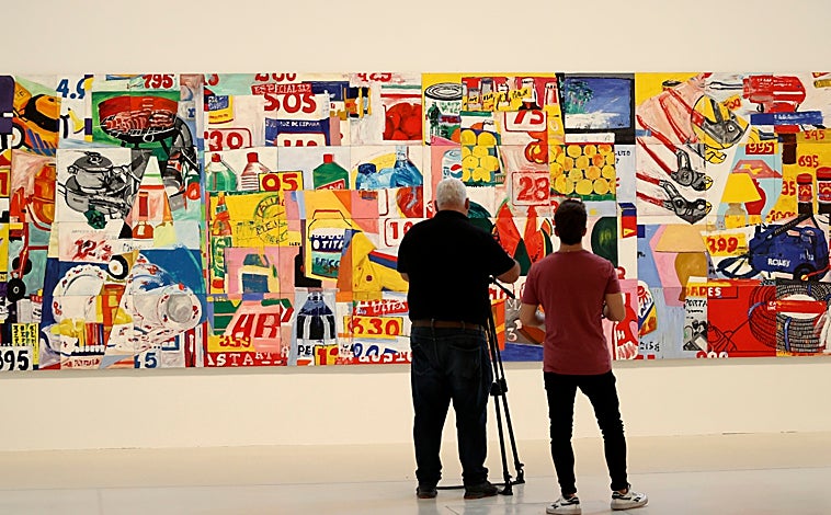 Imagen principal - Arriba, periodistas ante el políptico 'Consumar'. Sobre estas líneas, detalle de 'Los números' (1994) y de 'Las cartulinas" de los años sesenta del autor