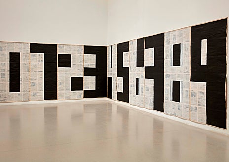 Imagen secundaria 1 - Arriba, periodistas ante el políptico 'Consumar'. Sobre estas líneas, detalle de 'Los números' (1994) y de 'Las cartulinas" de los años sesenta del autor