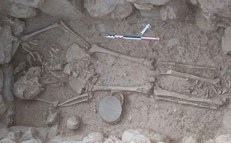 Hallan en la isla de Creta un sarcófago de la cultura minoica con un rico ajuar funerario