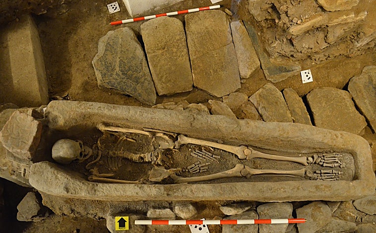 Imagen principal - Las tumbas más antiguas de Santiago de Compostela revelan los orígenes de sus primeros habitantes