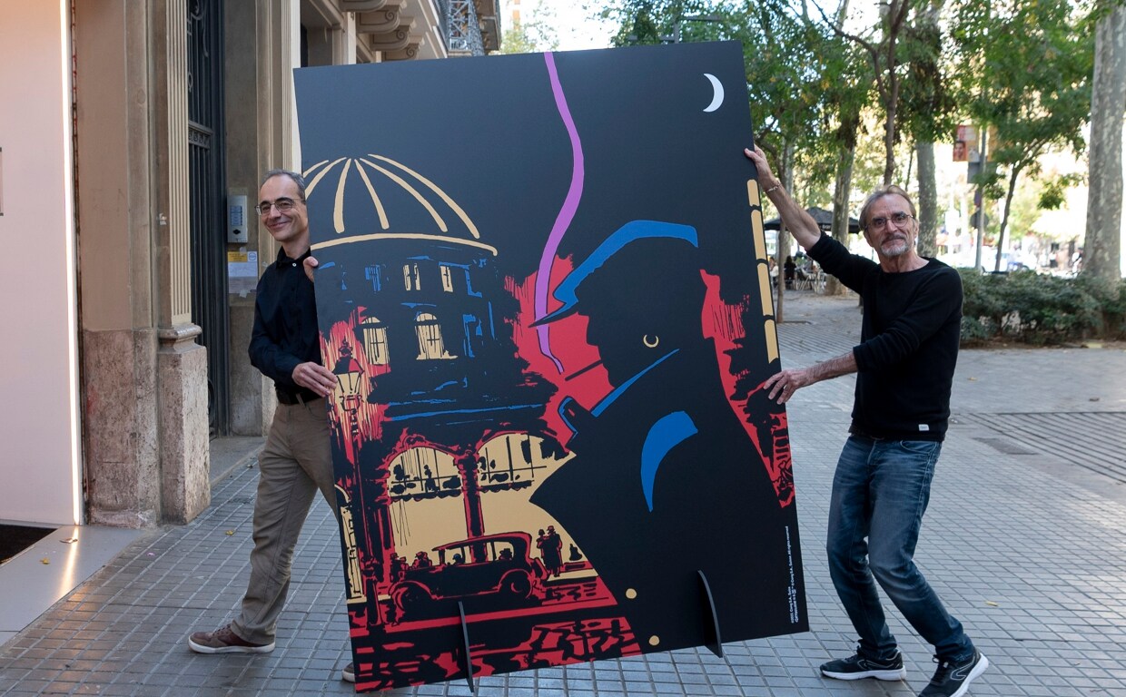 Díaz Canales y Pellejero posan con una reproducción de la portada de 'Nocturno berlinés'