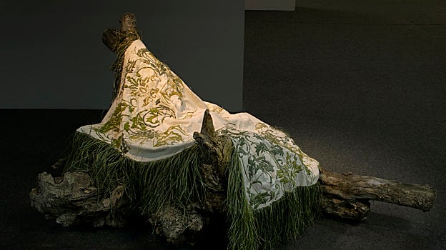 Uno de los mantones intervenidos de Carla Hayes