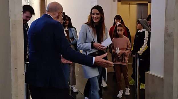 Javier Solana, invitando a entrar de nuevo en la sala donde cuelgan las Majas de Goya