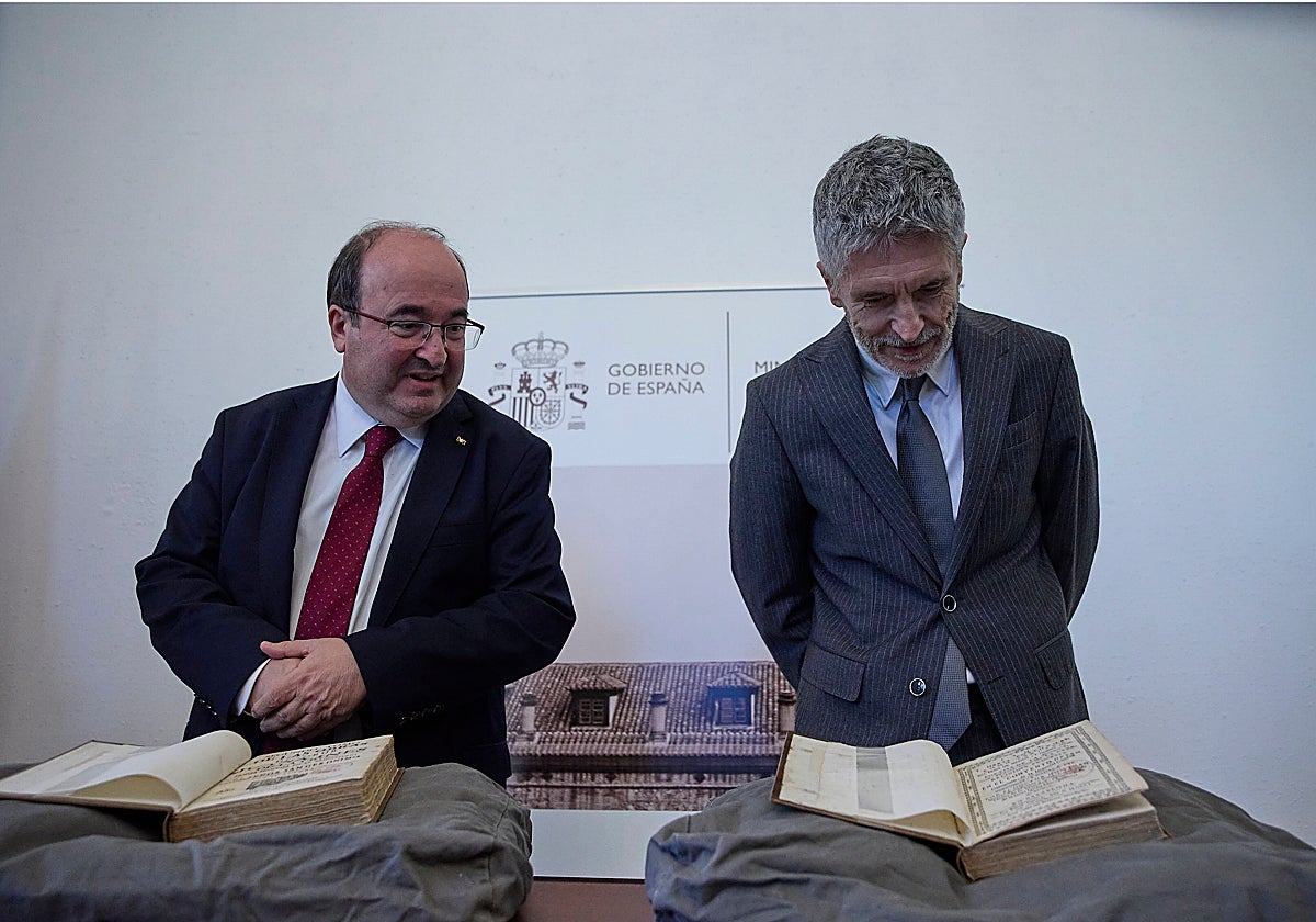 Miquel Iceta y Fernando Grande-Marlaska, esta tarde en un acto en el que Interior ha entregado dos libros del siglo XVII recuperados por la Guardia Civil de Estados Unidos