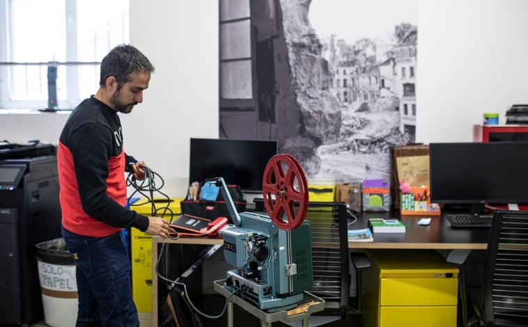 Imagen principal - Arriba, Roberto Zavala, encargado de los equipos electrónicos del Museo Reina Sofía. Sobre estas líneas, dos responsables del laboratorio químico, que analiza materiales y componentes, y de la restauración de obras en soporte papel