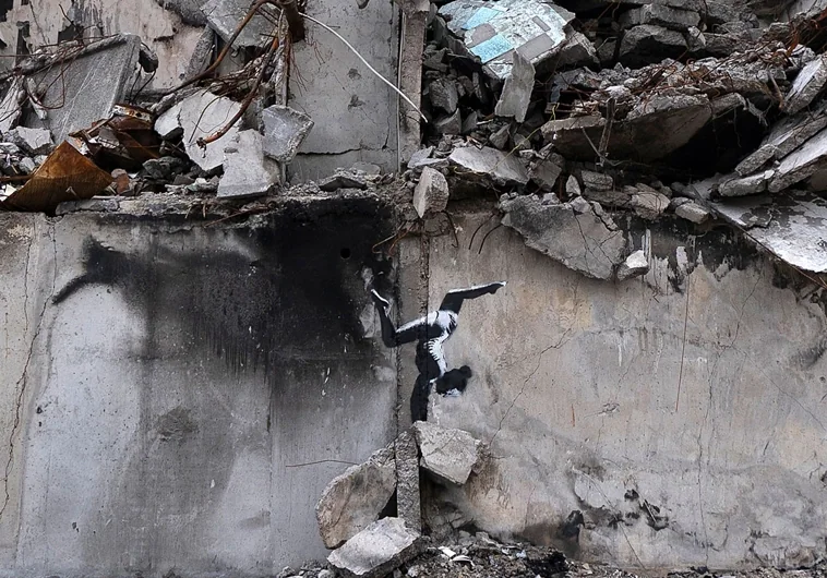 Banksy sorprende con una nueva obra en Ucrania en un edificio bombardeado por Rusia