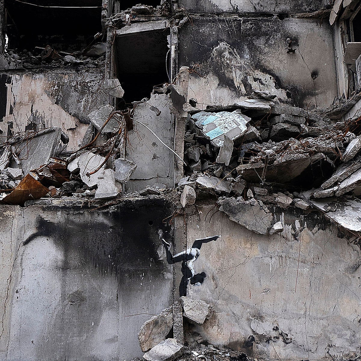 Banksy sorprende con una nueva obra en Ucrania en un edificio bombardeado por Rusia