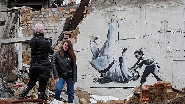 Las siete huellas de Banksy en Ucrania, sarcasmo e irreverencia para paliar la devastación de la guerra