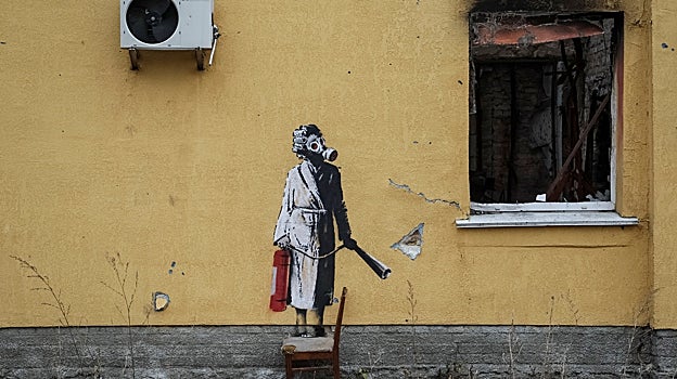 Las siete huellas de Banksy en Ucrania, sarcasmo e irreverencia para paliar la devastación de la guerra
