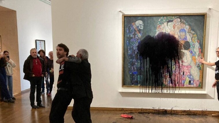 Dos activistas atacan con pintura negra 'Muerte y vida' de Klimt