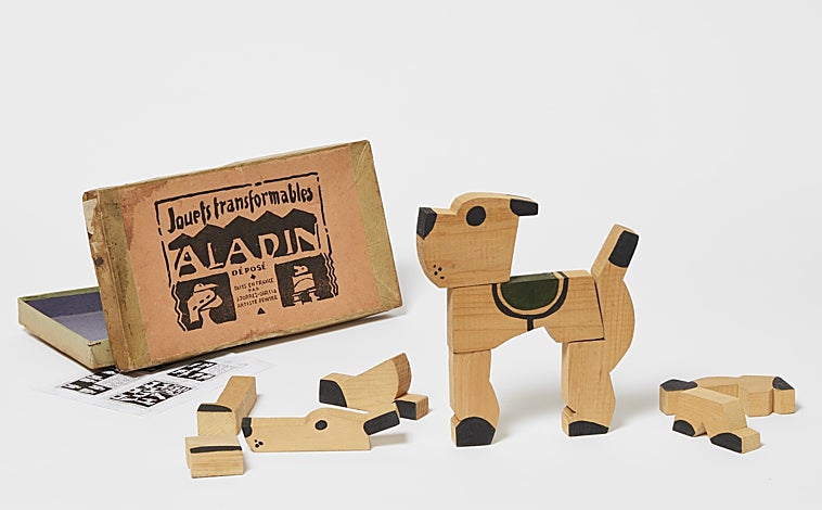 Imagen principal - En las imágenes, algunos de los ejemplares de los juguetes de Torres-García, presentes en la exposición madrileña