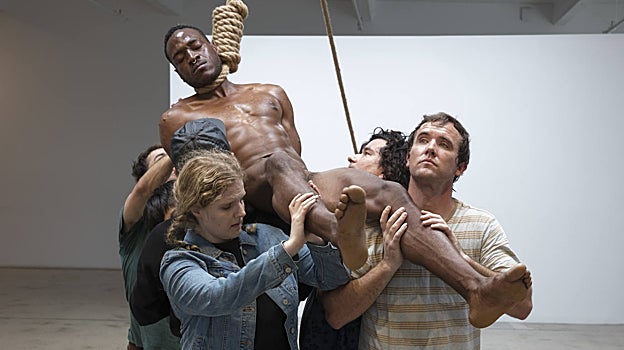 En 'Cuerpo', la ayuda de otros que el artista se ahorque en su galería de Los Ángeles