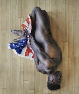 Imagen secundaria 2 - Sobre estas líneas, 'Tierra de nadie' (2022) y 'Fundamento' (2020), obra creada a raíz del asesinato de George Floyd. Arriba, 'Monumento II', acción llevada a cabo en el Guggenheim de Nueva York