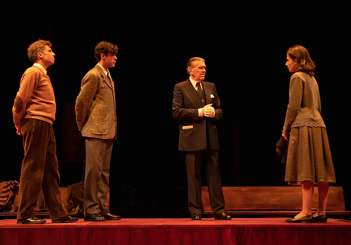 Josep Maria Flotats, entre Francisco Dávila, Juan Carlos Mesonero y Natalia Huarte, en una escena de 'París 1940'