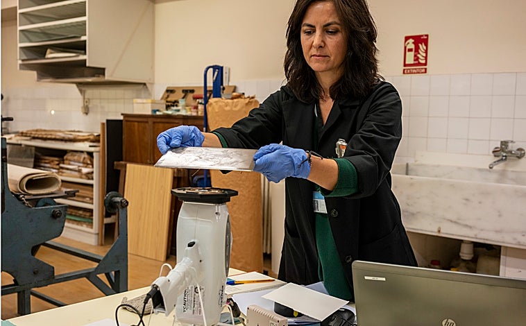 Imagen principal - Arriba, Laura Alba, del Gabinete de Documentación Técnica del Prado, identifica los recubrimientos de las planchas de Goya. Sobre estas líneas, de izquierda a derecha, Alba analizando los resultados en el ordenador, y una de las 13 matrices que atesora Calcografía Nacional de 