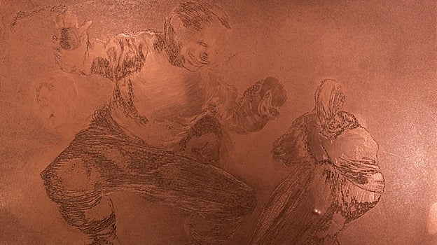 Imagen después - A la izquierda, la plancha acerada del 'Bobalicón', el aguafuerte número 4 de los 'Disparates' de Goya, donde es evidente el deterioro en algunas zonas. A la derecha, la plancha de cobre tras su restauración