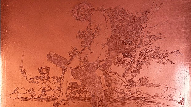 Imagen después - A la izquierda, la plancha acerada, con las huellas de su deterioro tras viajar a una exposición a Lille, de 'Esto es peor', aguafuerte número 37 de los 'Desastres de la Guerra' de Goya. A la derecha, la matriz de cobre de Goya tras la retirada del acerado