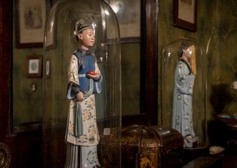 Imagen secundaria 1 - En la parte superior, busto de Pío Baroja presidiendo en la librería. Sobre estas líneas, a la izquierda, la figura de dos chinitos que al más mínimo temblor mueven la cabeza; a la derecha, manuscrito del poemario 'Canciones del suburbio' que acaba de publicar Cátedra